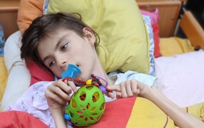 Pomóż Nikoli w walce z potwornym bólem!